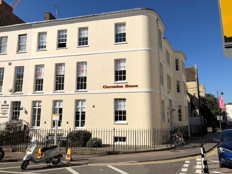 42 Clarence St, Cheltenham to rent - Building Photo - Image 2 of 14