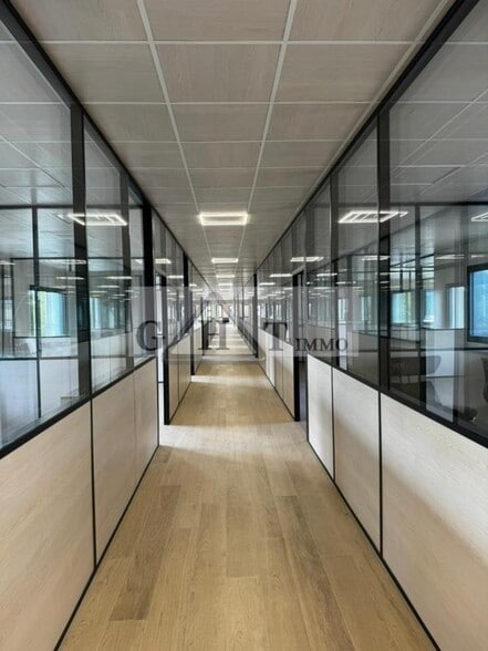 Office in Neuilly-sur-Marne to rent - Interior Photo - Image 2 of 3