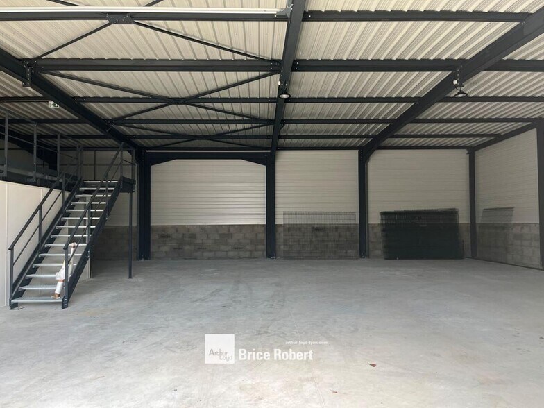 Light Industrial in Jonage to rent - Interior Photo - Image 3 of 8