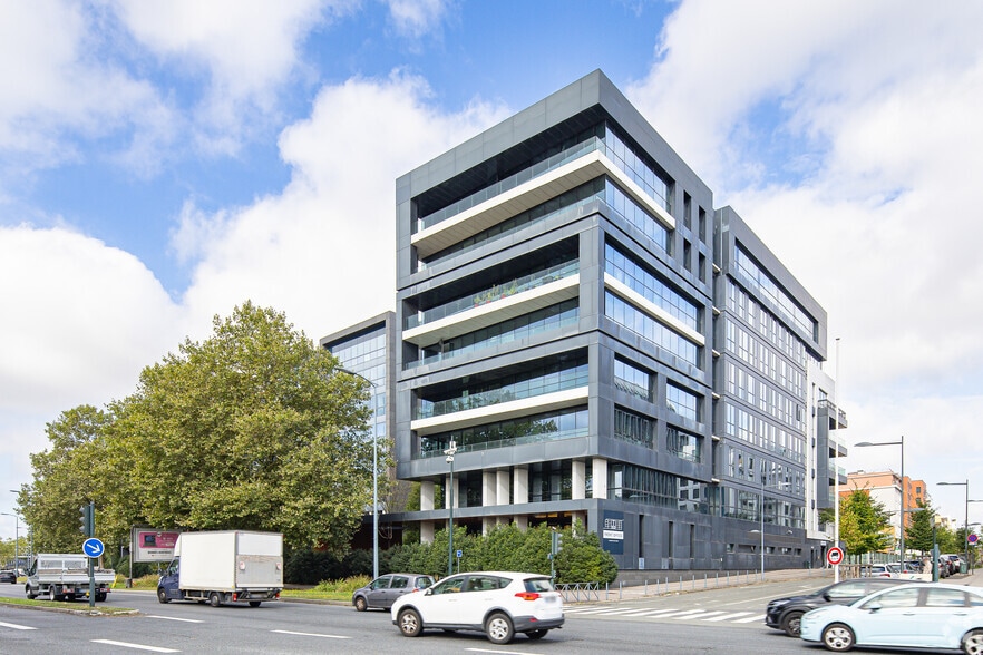 12-16 Rue Sarah Bernhardt, Asnières-sur-Seine to rent - Building Photo - Image 2 of 2