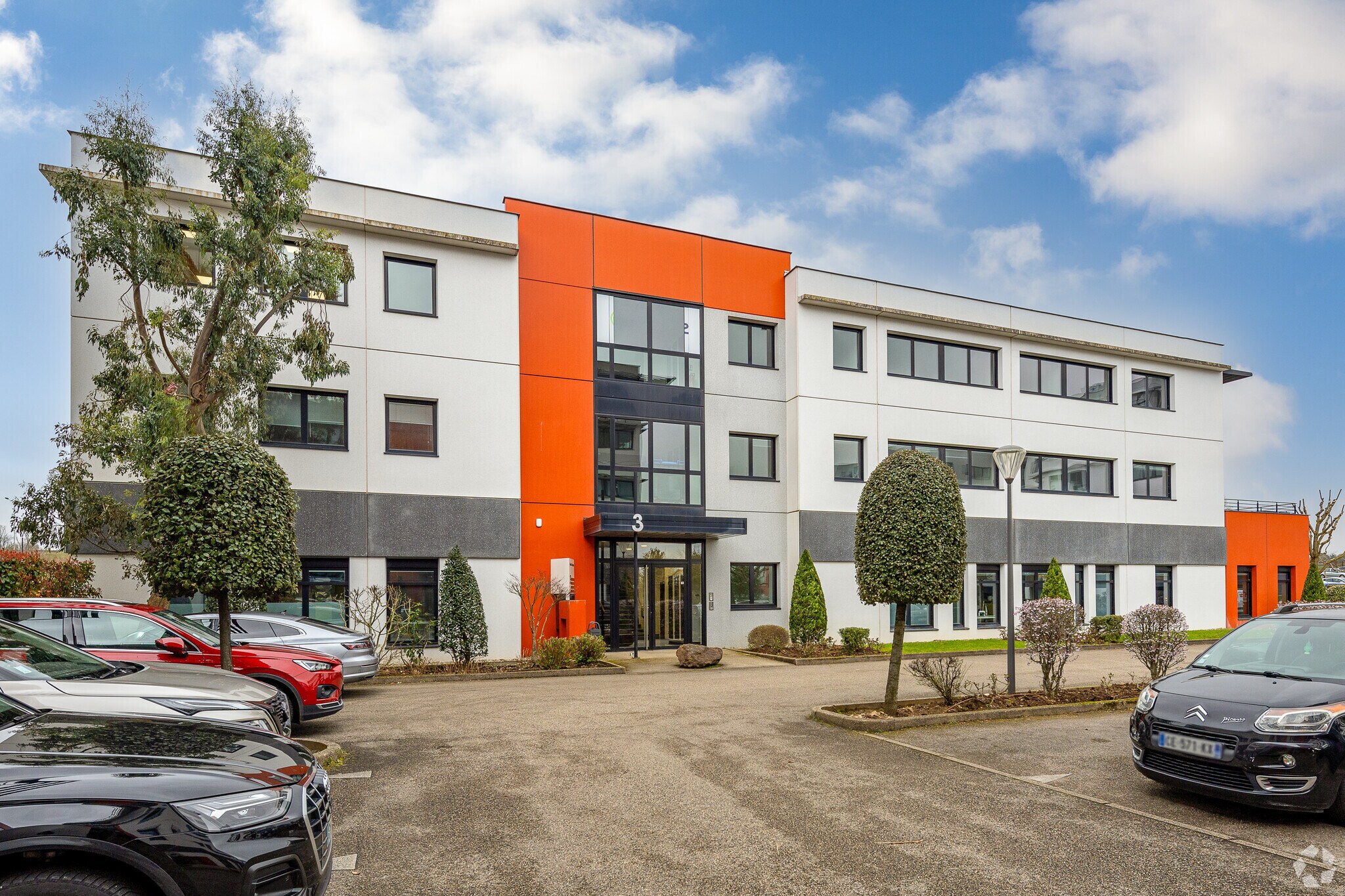 Office in Saint-Priest to rent Primary Photo- Image 1 of 3