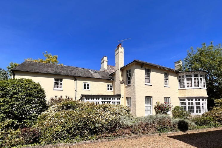 2 High St, Bagshot for sale Primary Photo- Image 1 of 1