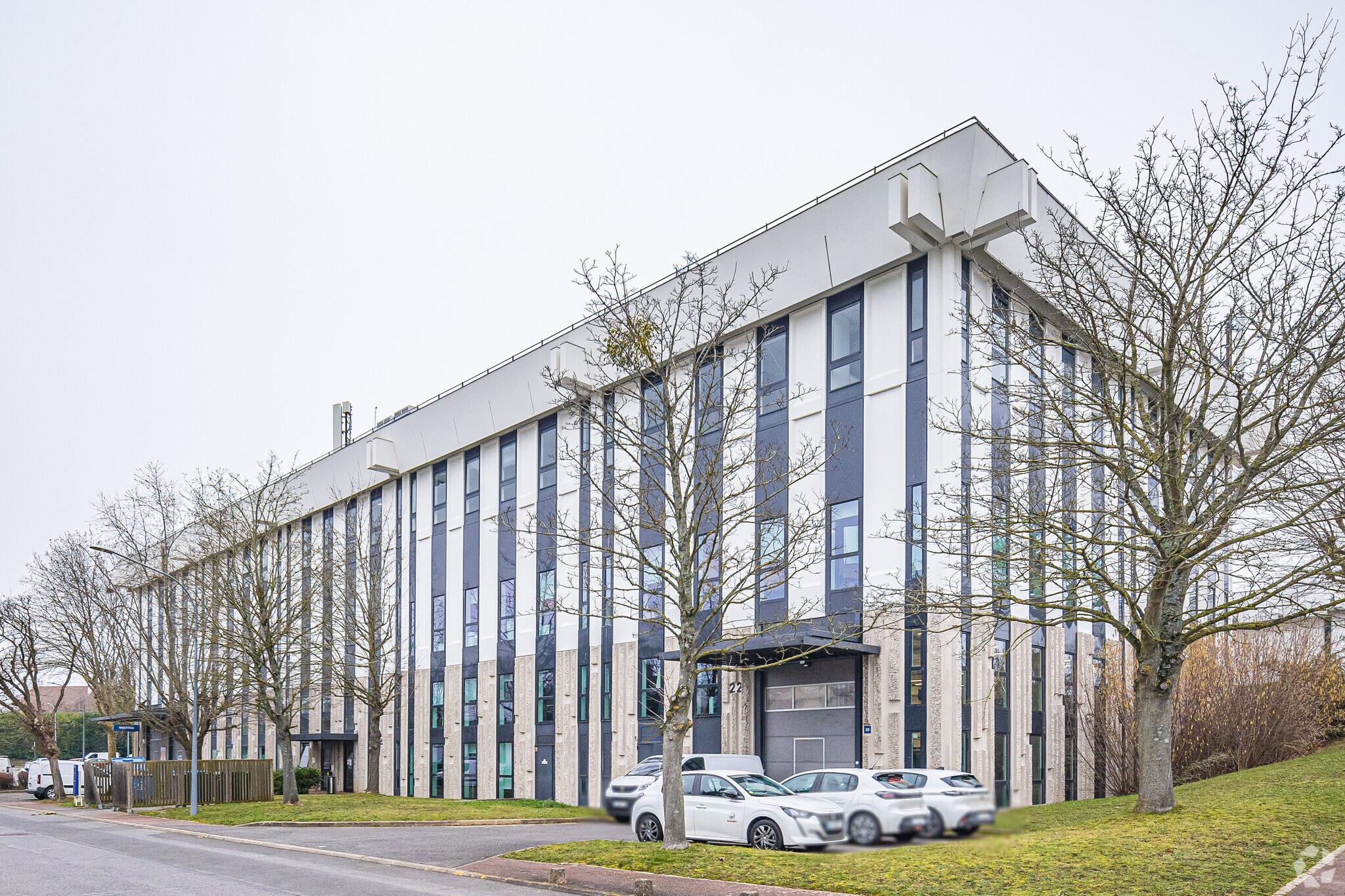 Light Industrial in Rungis to rent Primary Photo- Image 1 of 4