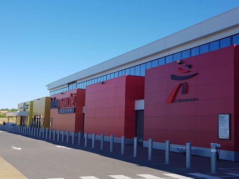 Retail in Saint-Jean to rent - Building Photo - Image 1 of 3