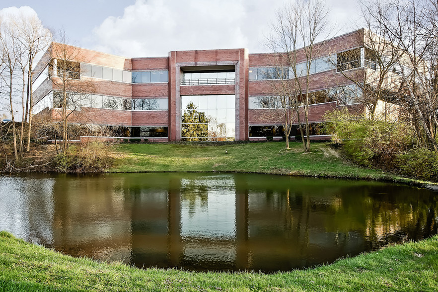 8330 Allison Pointe Trl, Indianapolis, IN for rent - Primary Photo - Image 1 of 10