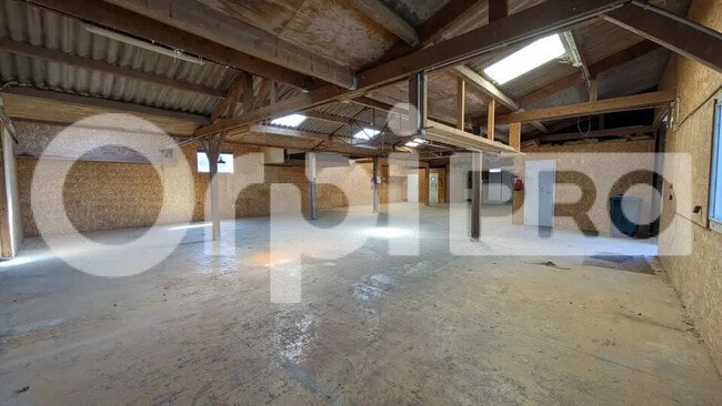 Location Local d'activités 315 m²