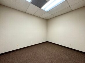 1890 Park Marina Dr, Redding, CA to rent Interior Photo- Image 2 of 4