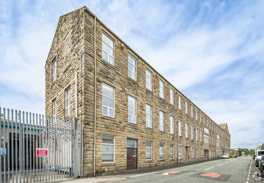 Elm St, Burnley to rent - Building Photo - Image 2 of 10