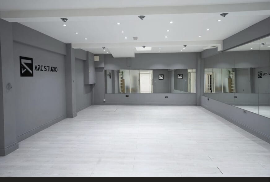 345 North End Rd, London to rent - Interior Photo - Image 3 of 9