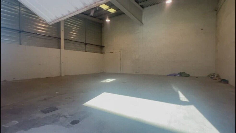 Industrial in Cabanillas del Campo, Guadalajara to rent - Commercial Listing Video - Image 2 of 2