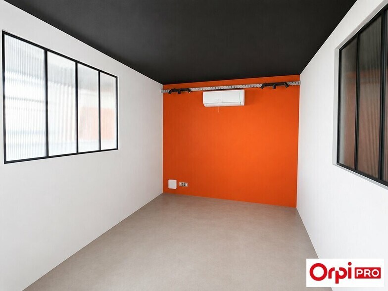 Office in Givors to rent - Building Photo - Image 3 of 6