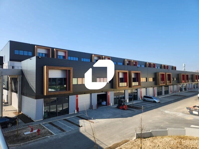 Light Industrial in Bobigny to rent Building Photo- Image 1 of 9