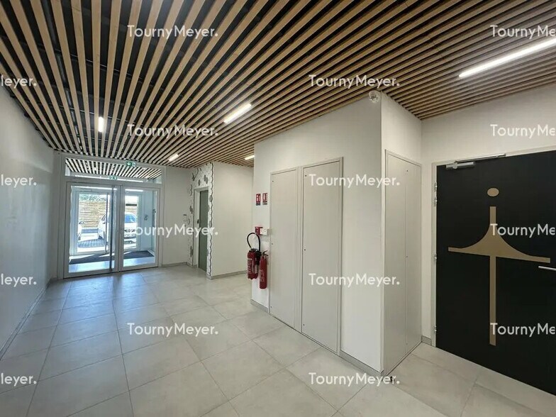 Office in Treillières to rent - Lobby - Image 2 of 5