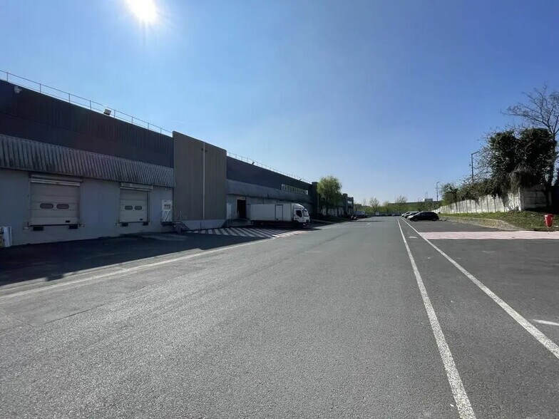 Industrial in Stains to rent - Building Photo - Image 3 of 8