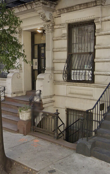 42 W 65th St, New York, NY for rent - Building Photo - Image 1 of 8