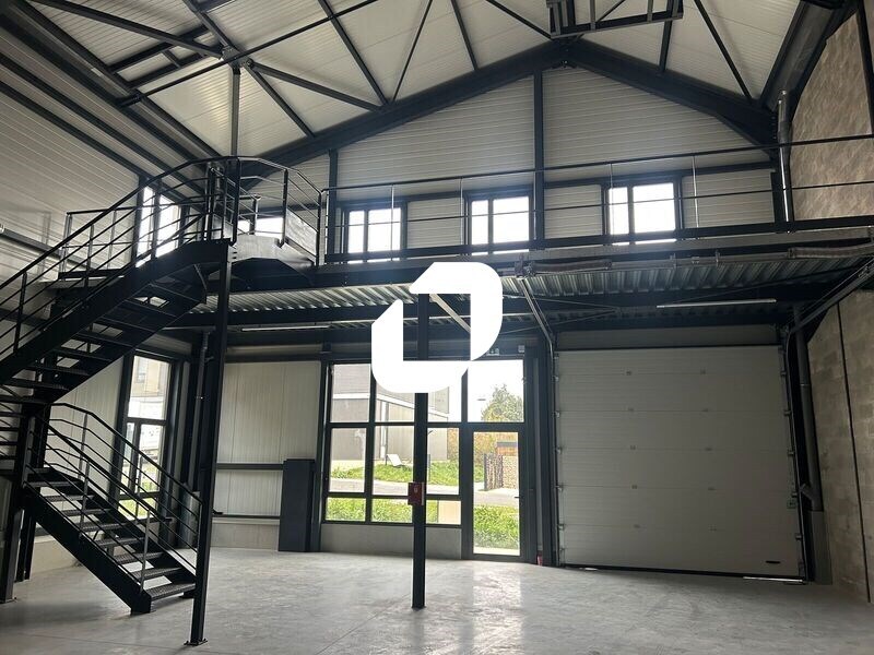 Light Industrial in Groslay to rent Interior Photo- Image 1 of 4