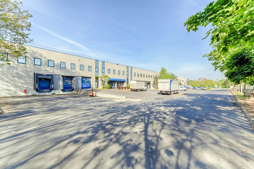 Light Industrial in Herblay-sur-Seine to rent - Building Photo - Image 2 of 6
