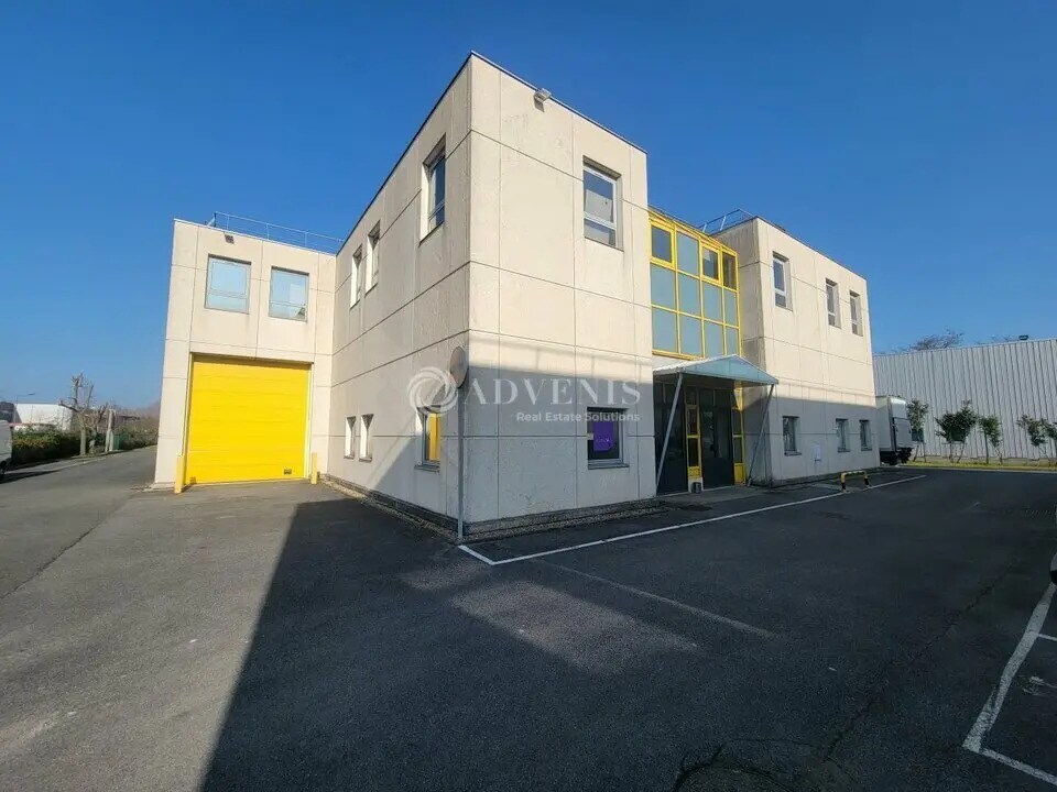 Light Industrial in Villeneuve-la-Garenne to rent Building Photo- Image 1 of 12