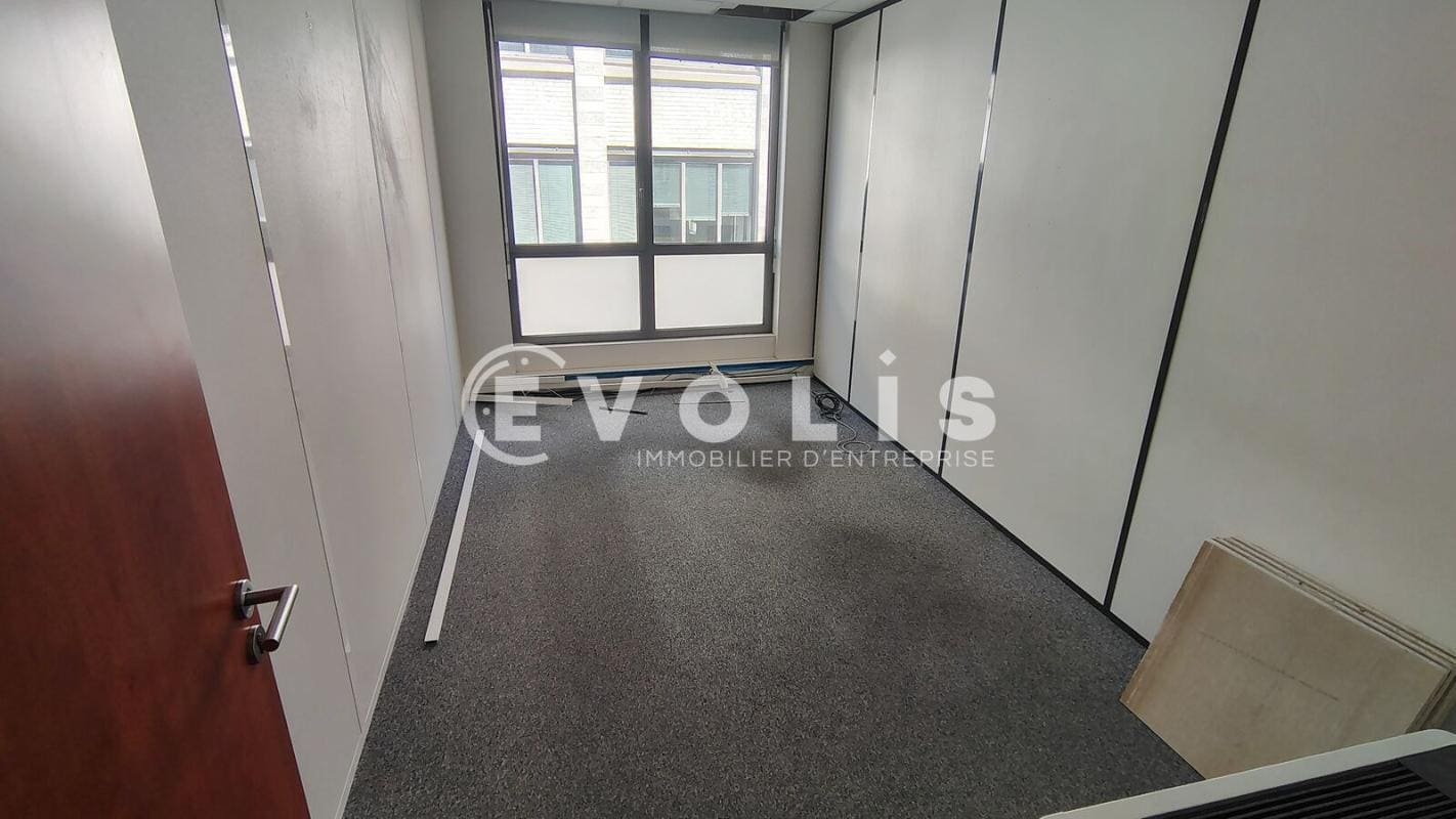 Office in Montreuil to rent Building Photo- Image 1 of 10