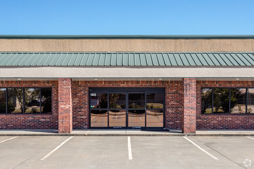 2501 SW Aviation St, Bentonville, AR to rent - Building Photo - Image 3 of 18