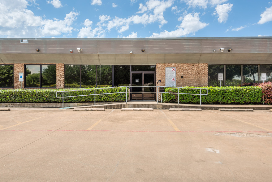 2951 Kinwest Pky, Irving, TX for rent - Building Photo - Image 3 of 27