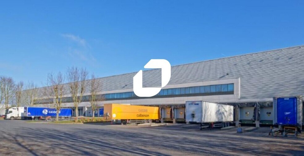 Industrial in Compans to rent - Building Photo - Image 1 of 6