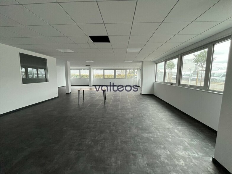7 Avenue Didier Daurat, Blagnac to rent - Interior Photo - Image 2 of 8