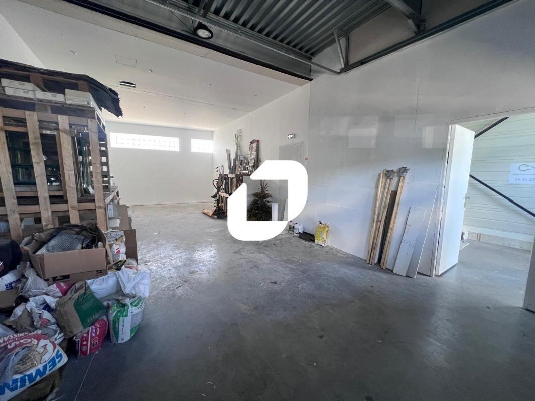 Light Industrial in Courtry to rent Interior Photo- Image 1 of 8