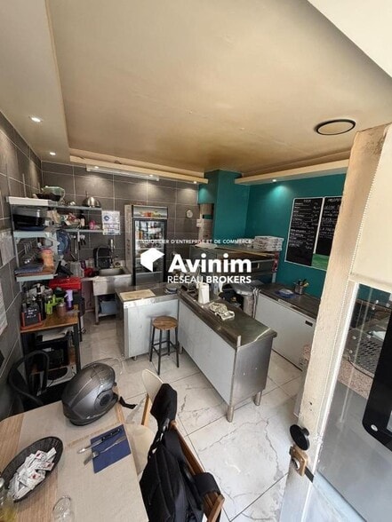 Retail in Paris to rent - Interior Photo - Image 2 of 3