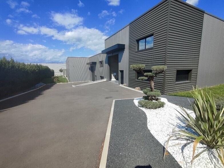 Light Industrial in Colombier-Saugnieu to rent - Building Photo - Image 1 of 6