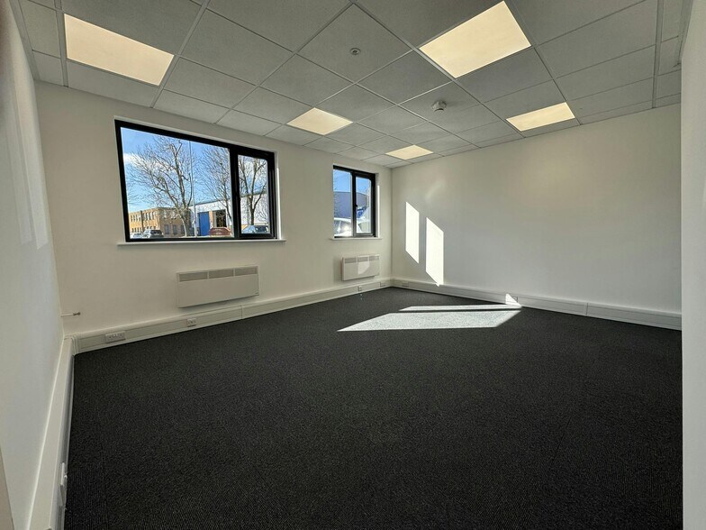 Saddleback Rd, Northampton to rent - Building Photo - Image 3 of 16