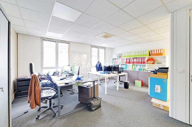 Office in Neuilly-sur-Seine to rent - Building Photo - Image 2 of 9
