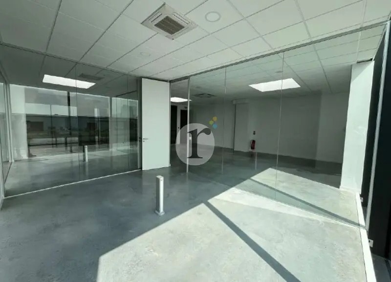 Location Local d'activités 987 m² - Photo 1