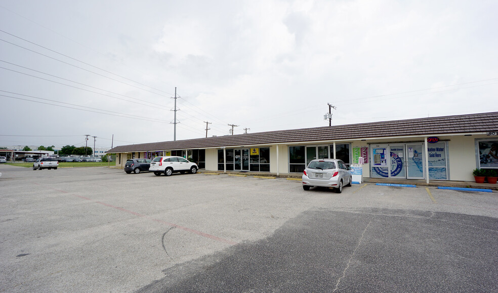 2021-2023 N Mays St, Round Rock, TX for rent - Building Photo - Image 1 of 5