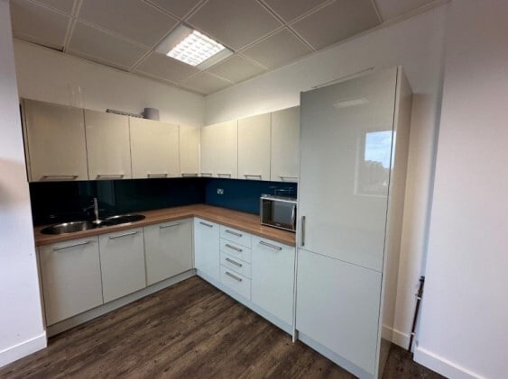 42-50 High St, Esher to rent - Interior Photo - Image 2 of 13