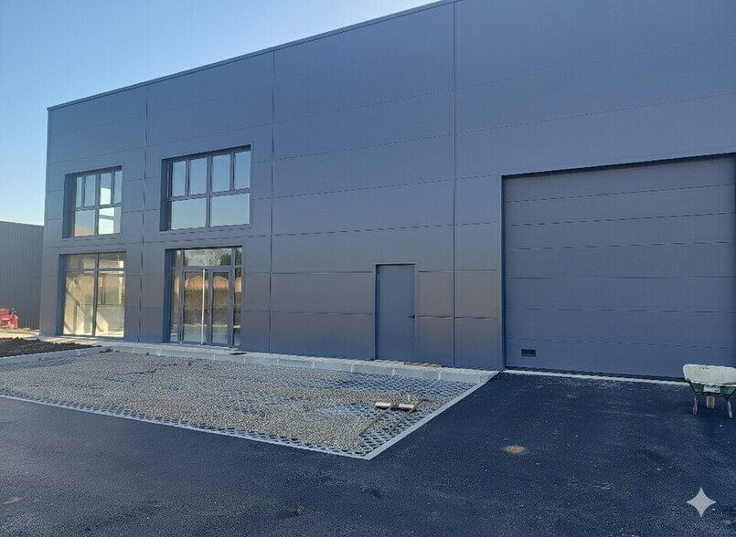 Retail in Bourgoin-Jallieu to rent - Building Photo - Image 2 of 8