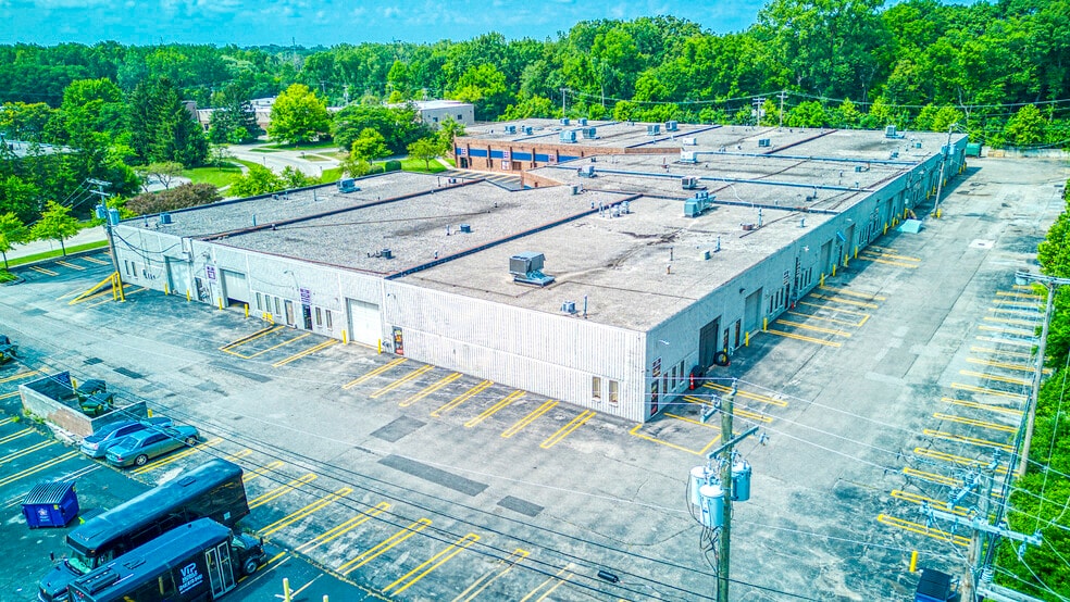 21421 Hilltop St, Southfield, MI to rent - Building Photo - Image 3 of 5