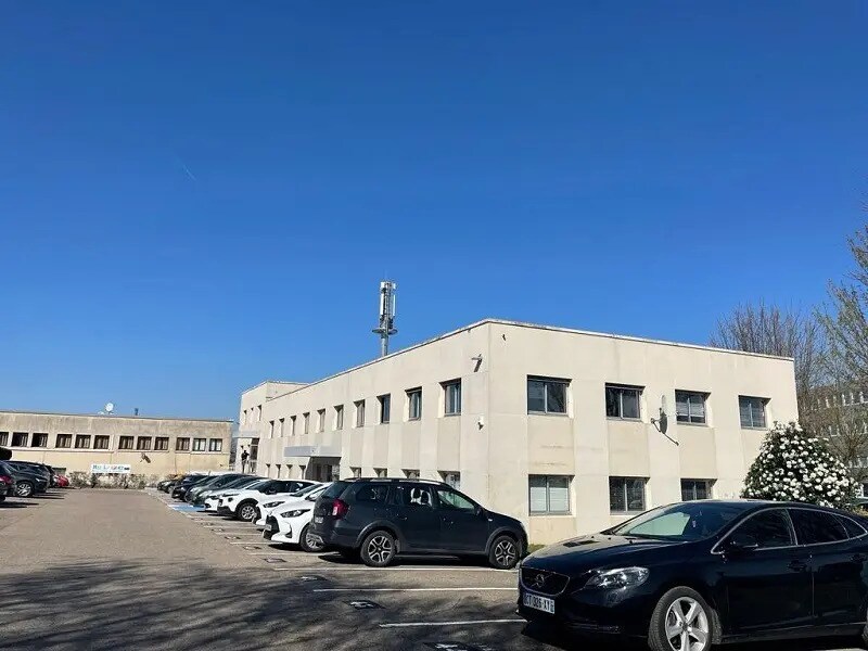 Office in Plaisir to rent Primary Photo- Image 1 of 6