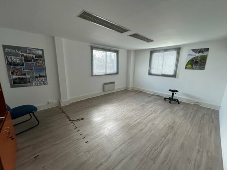 Light Industrial in CHÂTEAU-RENARD for sale - Interior Photo - Image 3 of 7
