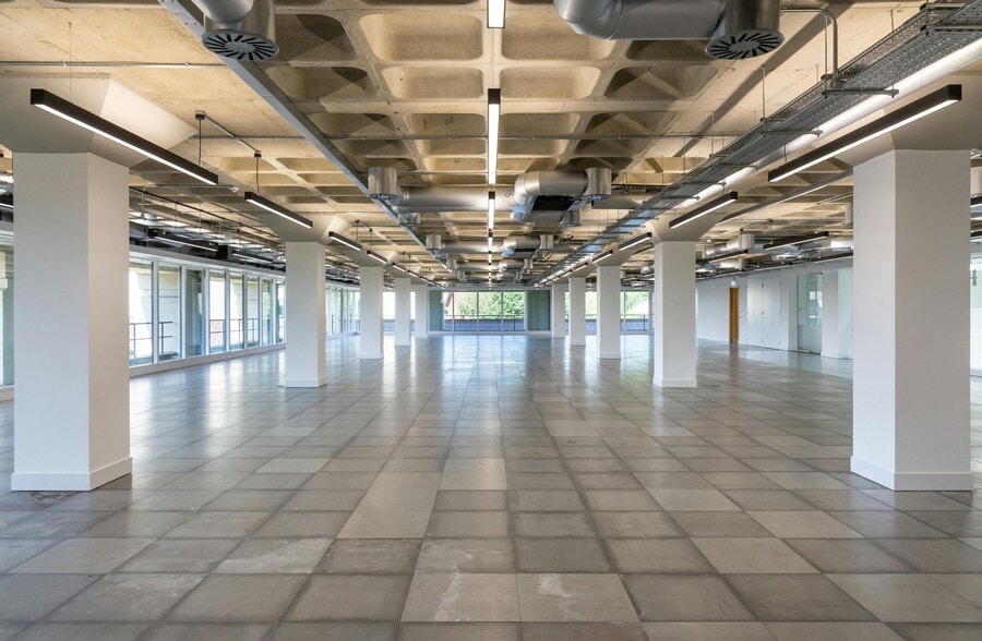 Breakspear Way, Hemel Hempstead to rent - Building Photo - Image 3 of 34