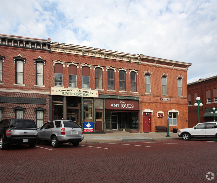 102-104 S Independence St, Harrisonville, MO for rent - Building Photo - Image 2 of 5