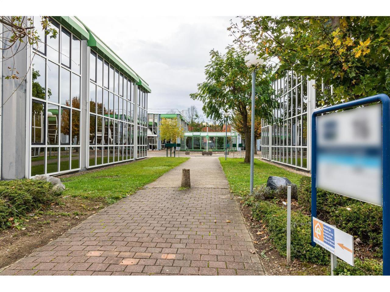 Office in Saint-Thibault-des-Vignes to rent Building Photo- Image 1 of 12