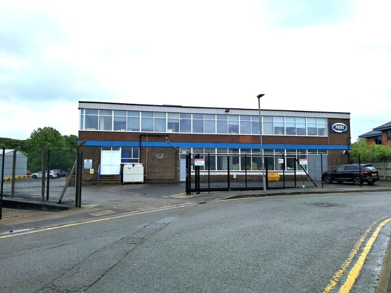 Davis Rd, Chessington for sale - Primary Photo - Image 1 of 6