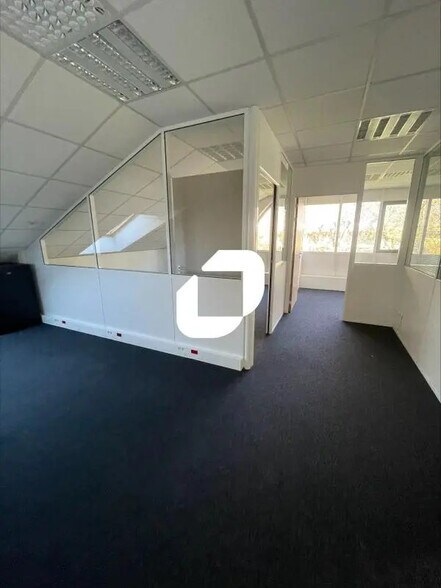 Office in Eybens to rent - Interior Photo - Image 2 of 8