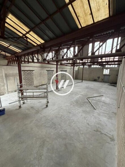 Industrial in Bezons to rent - Interior Photo - Image 3 of 10