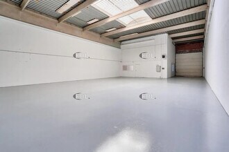 Light Industrial in SAINT-OUEN-L'AUMONE to rent Interior Photo- Image 1 of 5