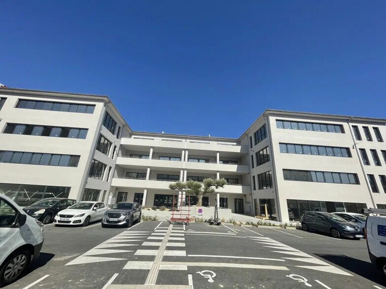 Office in Aubagne to rent - Building Photo - Image 2 of 7
