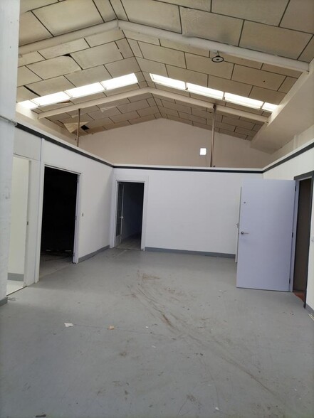 Industrial in Alcalá de Henares, Madrid to rent - Building Photo - Image 2 of 8