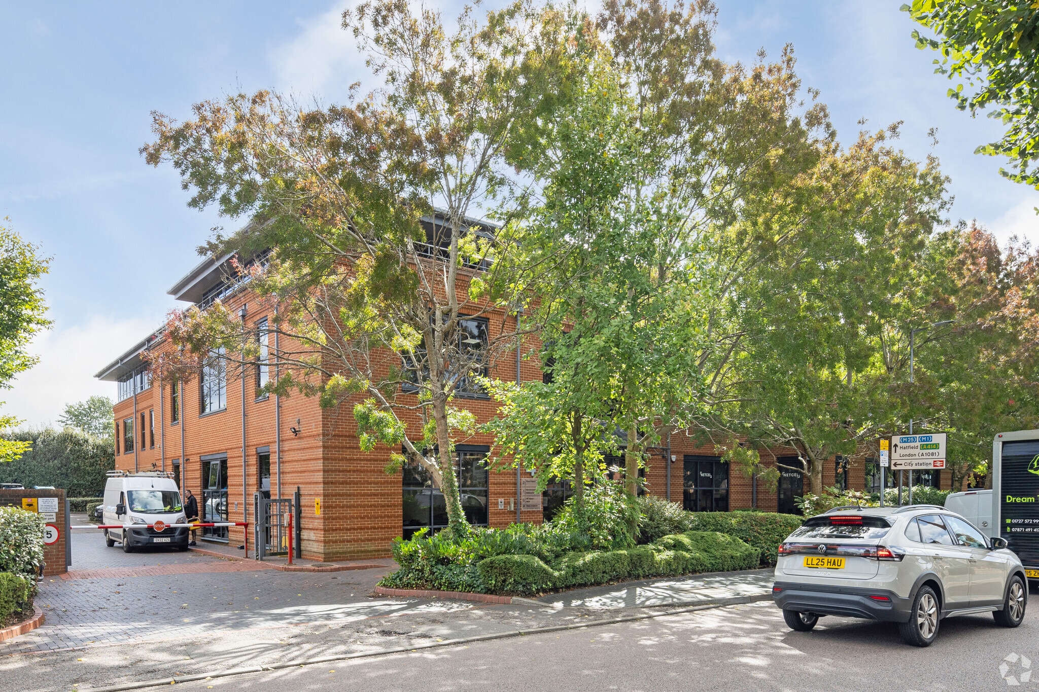 4 Beaconsfield Rd, St. Albans to rent Primary Photo- Image 1 of 8