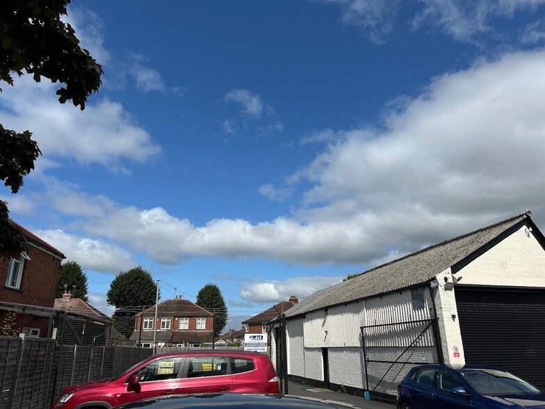 107 Whitchurch Rd, Shrewsbury to rent - Building Photo - Image 3 of 8